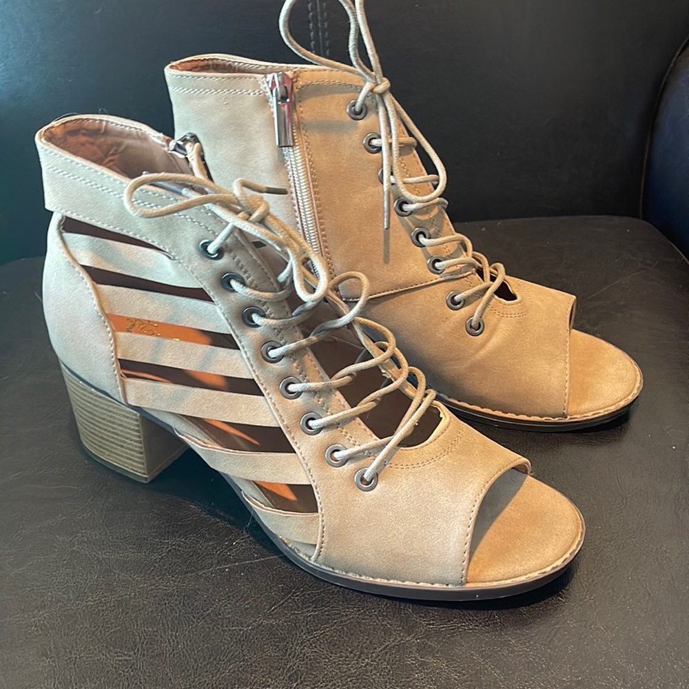 Vintage 93 sandals from the Buckle. Super cute size 10!